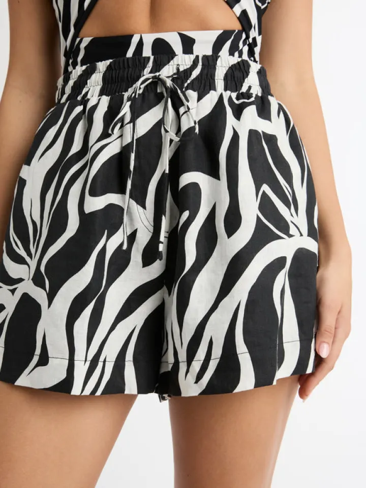 Woman SHEIKE Intuition Linen Short
